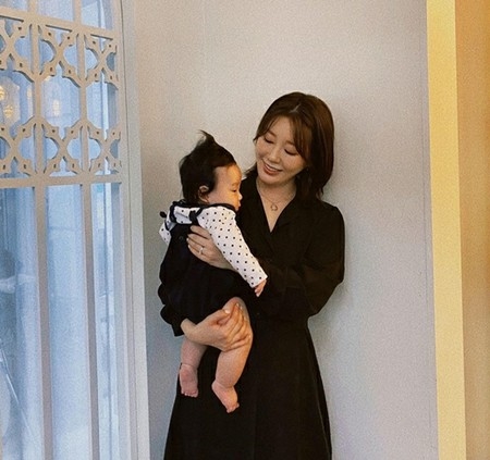 歌手Navi、育児の大変さを吐露「焼酎が頭に浮かぶ」…子育て中のママから「共感」殺到(WoW!Korea)