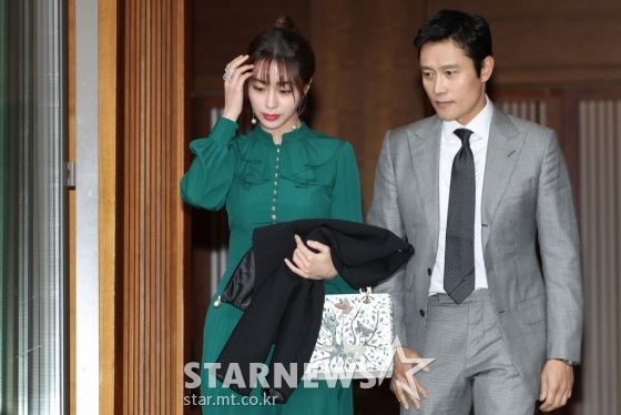 イ・ビョンホン&イ・ミンジョン渡米、ビジュアル夫婦の美しさをパパラッチがキャッチ(朝鮮日報日本語版)