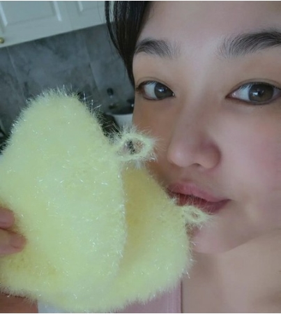 「トロット界のソン・ヘギョ」チョン・ミエ、たわし作りに初挑戦…手先の器用さを誇る(WoW!Korea)