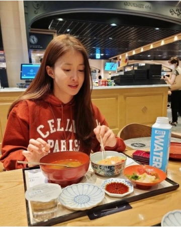 米リメイク作品出演で注目の女優イ・シヨン、海鮮盛りだくさんの夕食メニューを公開(WoW!Korea)