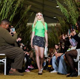 故スティーブ・ジョブズの美人娘イヴ、パリコレデビューで「iPhone」のフラッシュを浴びる(Harper’s BAZAAR（ハーパーズ バザー）)