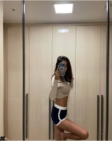 女優キム・ビヌ、クロップティーシャツ＆ショートパンツを完璧に着こなす…くっきりと割れた腹筋にも注目(WoW!Korea)