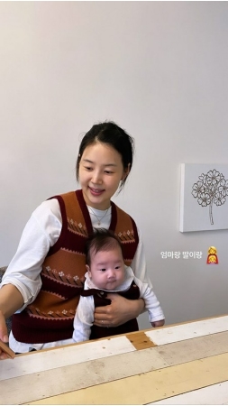 女優ハン・ジヘ、娘のユンスルちゃんと秋らしいペアルックを公開…「ママと娘と」(WoW!Korea)