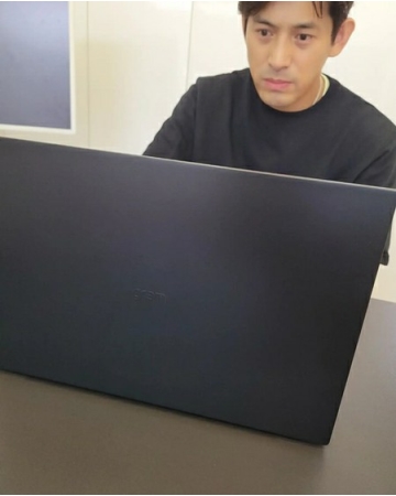 俳優オ・ジホ、久しぶりに近況写真を公開…ノートPCの前で「何を見るかで悩み中」(WoW!Korea)