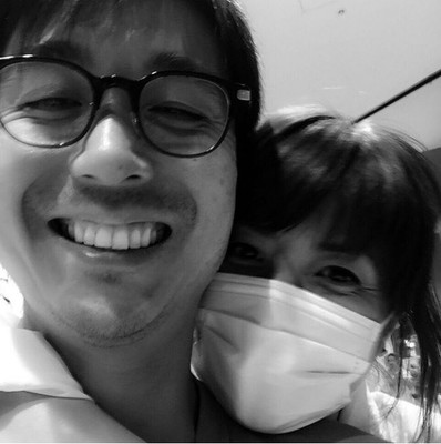 hitomi、夫とのラブラブバックハグ写真公開で反響「優しそうな旦那様」「いい夫婦写真」（E-TALENTBANK）