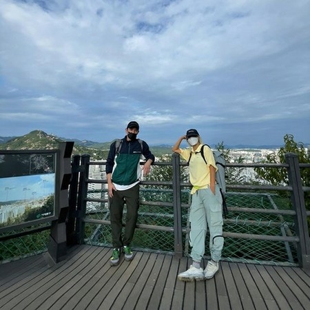 カンイン（元SUPER JUNIOR)、歌手ファンボと親友？二人一緒に登山…ダイエットですっかり痩せた姿(WoW!Korea)