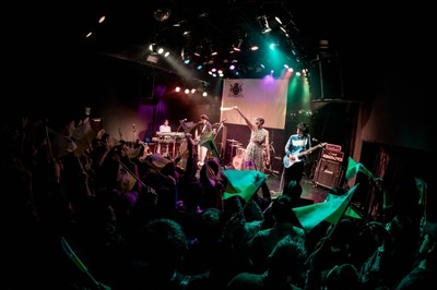 TWEEDEES、新作の世界観表現したツアー東京公演初日：レポート（MusicVoice）