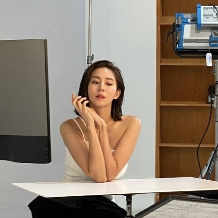 ユイ（元AFTERSCHOOL）、8キロ太ってもスタイル抜群…肩を露出させセクシー美を発散(WoW!Korea)