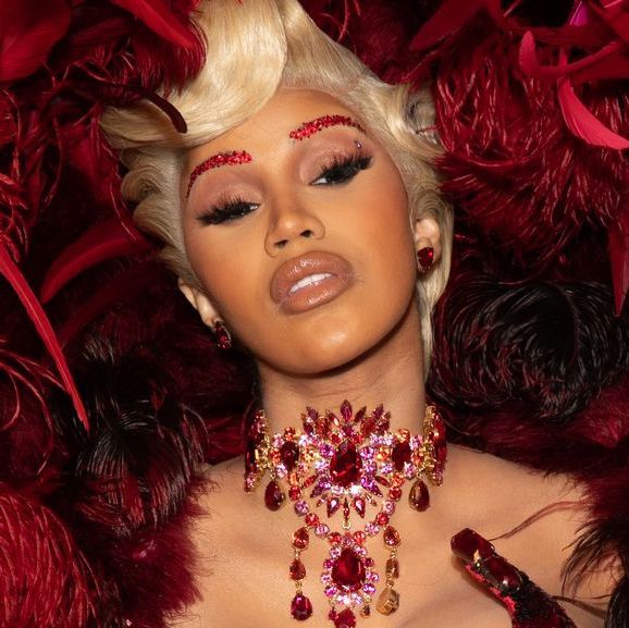 「産後すぐに整形は無理」カーディ・Bが美容整形の噂を一蹴(コスモポリタン)