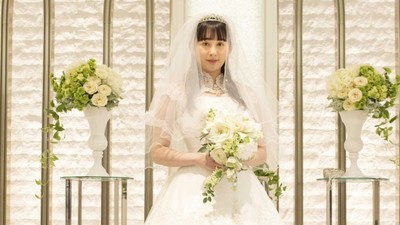 早見あかり、ウェディングドレス姿公開『ラーメン大好き小泉さん』場面写真解禁（クランクイン！）