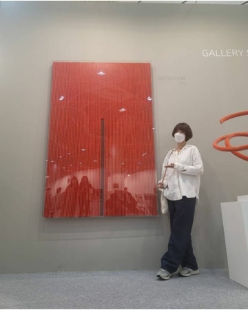 “第二子妊娠”女優ファン・ジョンウム、美術館にお出かけの近況報告…スニーカーにふんわりシャツでコーディネート(WoW!Korea)