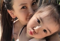 女優キム・ジウ、娘ルアちゃんとの日常公開…育児中もセクシーな水着でスタイル誇示（WoW!Korea）