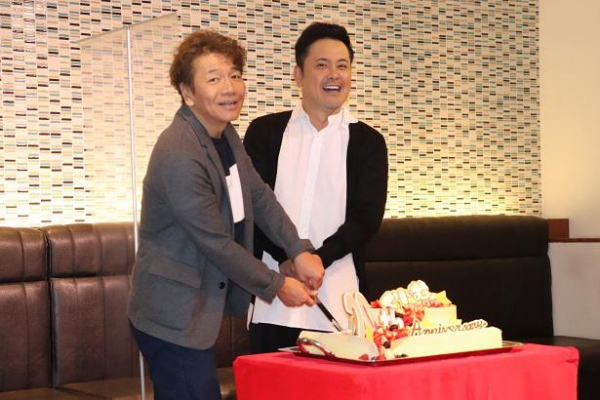 くりぃむしちゅー、ケーキ入刀に照れ笑い 新番組の目標「少なくとも17年はやりたい!」<くりぃむナンタラ>(WEBザテレビジョン)