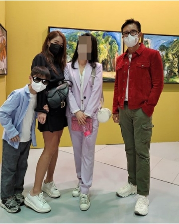 俳優イ・ビョンホン＆イ・ミンジョン夫妻の息子、「最近の姿」が話題に(WoW!Korea)