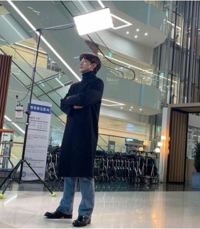 次回作ドラマ確定のRain(ピ)、照明の下で何をしてるの!?　…コート姿も映えるたくましいフィジカルがまぶしい(WoW!Korea)