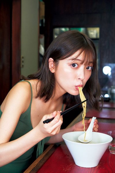胃もたれしてでも食べたいガッチガチのラーメン好き！　女優・工藤美桜「江川亭しか勝たんっ！　誕生日のディナーも、毎年ここでいいです」(週プレNEWS)