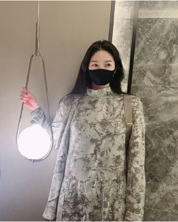 チョンジン（SHINHWA）の妻リュ・イソさん、落ち着いた色味のワンピースを着て近況を公開…「友達の結婚式に行ってきました」(WoW!Korea)