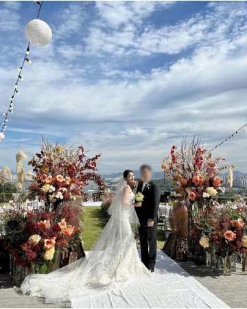 ジス(元TAHITI)結婚、「もう誰が見ても人妻」…イケメン夫に注目集まる(WoW!Korea)