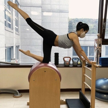 女優カン・ソラ、出産6か月で取り戻したスタイル“鍛えられた腹筋”披露(WoW!Korea)