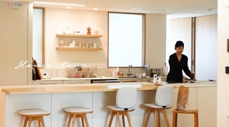 女優ハン・ジヘ、ギャラリーも顔負けな自宅公開…豪華なインテリア(WoW!Korea)