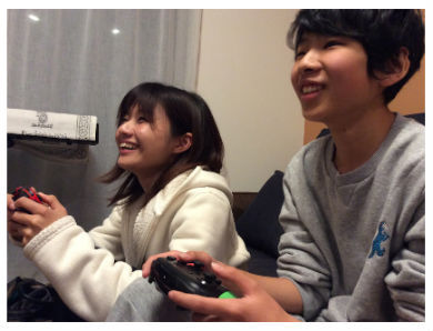 “22歳差婚”の大浦龍宇一、妻と15歳息子がゲームで遊ぶ姿に幸せかみしめる　「仕事後の眠さも吹っ飛びます」（ねとらぼ）