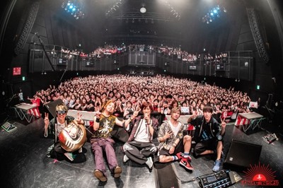 オメでたい頭でなにより「全員が主役だ」デビュー1周年を熱狂で飾った一夜：レポート（MusicVoice）
