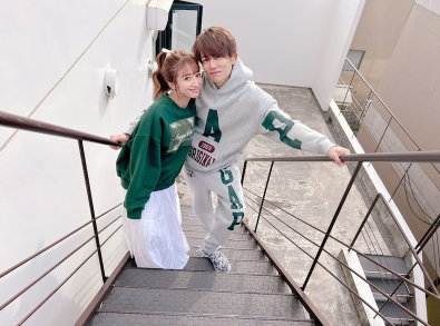 辻希美、夫・杉浦太陽との“リンクコーデ”＆ラブラブ顔寄せSHOT公開「グリーン系な 2人だった今日」(E-TALENTBANK)