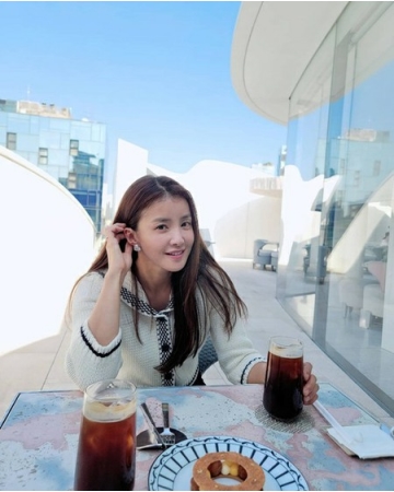 女優イ・シヨン、ラクシャリーなファッションスタイルでリラックスコーヒータイム(WoW!Korea)