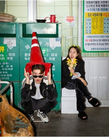 ホン・ヒョンヒ＆ジェイソン夫婦、結婚3周年迎え1021万ウォン寄付…写真撮影はゴミ捨て場で(WoW!Korea)