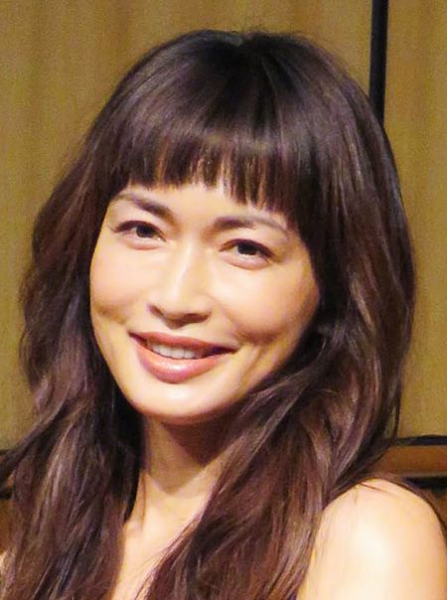 夫に「かあちゃん」と呼ばれ…家族と別居した長谷川京子43歳、“露出”の多い私生活(文春オンライン)