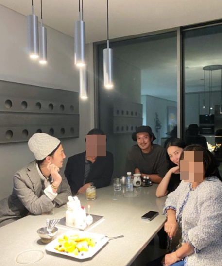 G－DRAGON、姉＆義兄キム・ミンジュンと一緒に母の誕生祝い…和やかな家族(朝鮮日報日本語版)