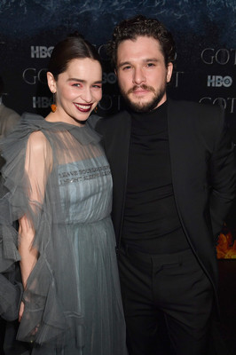 「ゲーム・オブ・スローンズ」のキット・ハリントン、エミリア・クラークとのキスシーンは「変な感じ」（ELLEgirl）
