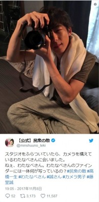 高橋一生、ラフな格好でカメラを構える姿に「悶絶」女子続出？（クランクイン！）