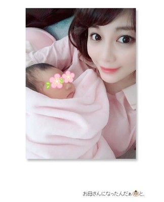 美馬怜子、第1子を出産して“産後ハイ”　「私を母にしてくれた息子くん！」と2ショット公開（ねとらぼ）
