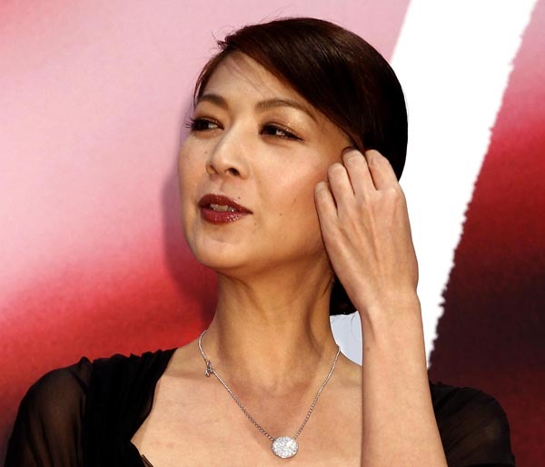 飯島直子は尽くしすぎた？ 夫を子供のように溺愛する“小柳ルミ子”化で離婚か(日刊ゲンダイDIGITAL)