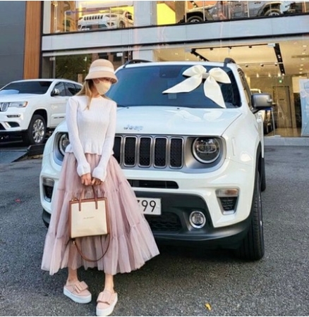 俳優イ・ジフン、日本人妻アヤネさんに外車をプレゼント…結婚式前の贅沢(WoW!Korea)