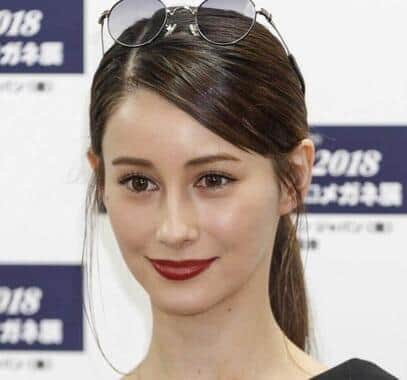 ダレノガレ明美、「顔出し」家族ショット公開　晴れ着姿で記念撮影「天然で可愛い母」「本当は優しい父」(J-CASTニュース)