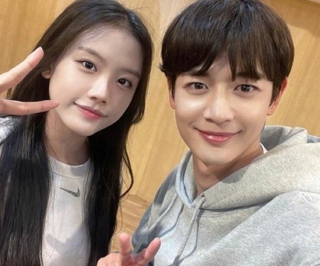 元サッカー選手イ・ドングクの長女ジェシちゃん、「SHINee」のミンホと心和むツーショット公開…「“おじさん”とのYouTube見てね」(WoW!Korea)