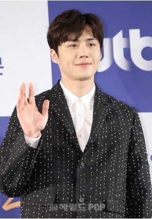 「芸能ライブ」、俳優キム・ソンホの私生活論議を扱った放送の中止を求める請願文に6千人が同意…番組編成にも及ぶ論争の行方は(WoW!Korea)