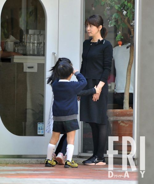 小林麻耶　海老蔵と“復縁”に「スピリチュアル夫」と離婚への覚悟(FRIDAY)