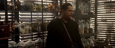 呪術師が“泣く女”の呪いに青ざめる本編映像入手　撮影現場を襲った恐怖のエピソードも（映画.com）