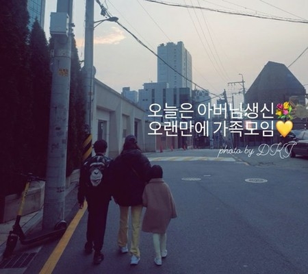 俳優チャン・ドンゴンの妻コ・ソヨン、一家団らんの近況を公開(WoW!Korea)