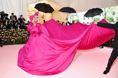 レディー・ガガ、メットガラで驚愕の四変化を披露（ELLE ONLINE）