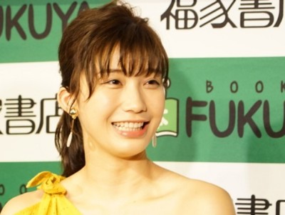 小倉優香、キャバ嬢姿の『都立水商』オフショット　ファンから“指名”殺到（クランクイン！）