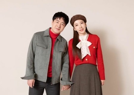 ジスク（元RAINBOW）、プログラマーのイ・ドゥヒさんと結婚1周年の記念ツーショット…息ぴったりの愛らしいカップル(WoW!Korea)