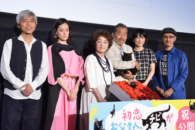 倍賞千恵子と藤竜也、猫チビを抱いてほほえみ合う「初恋」初日舞台挨拶（映画ナタリー）
