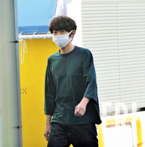 嵐・相葉雅紀　女性ファンが見つめるなか純喫茶でクールにロケ(FRIDAY)