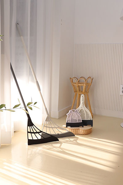 「趣味は掃除」の人が増えた韓国で、ほうきが人気。(フィガロジャポン)