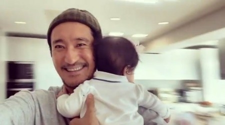 俳優シン・ヒョンジュン、54歳で得た娘を抱いて幸せそうな表情「愛してる」(WoW!Korea)