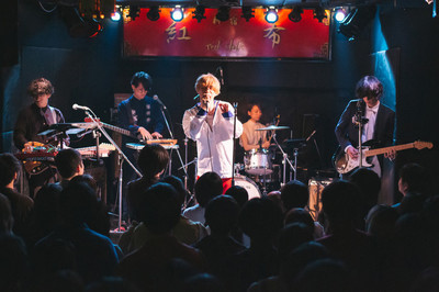 ギリシャラブ、初ワンマンで「悪夢へようこそ！」レコ発ツアー完走（音楽ナタリー）